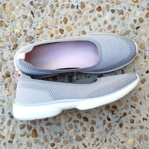 Vionic Kallie Sneaker Grey Metallic Size 11